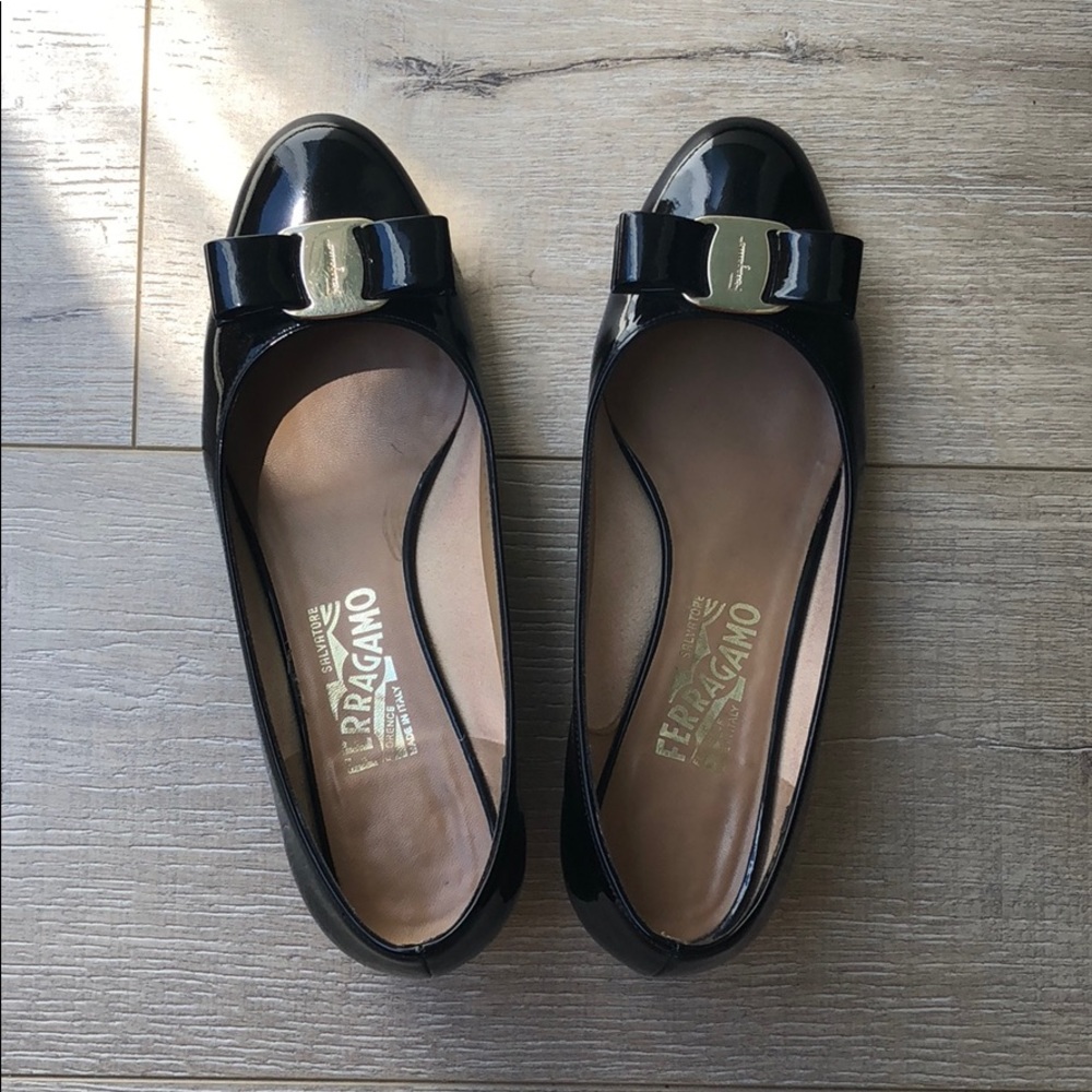 Salvatore Ferragamo Black vara pump in size 7.5 C